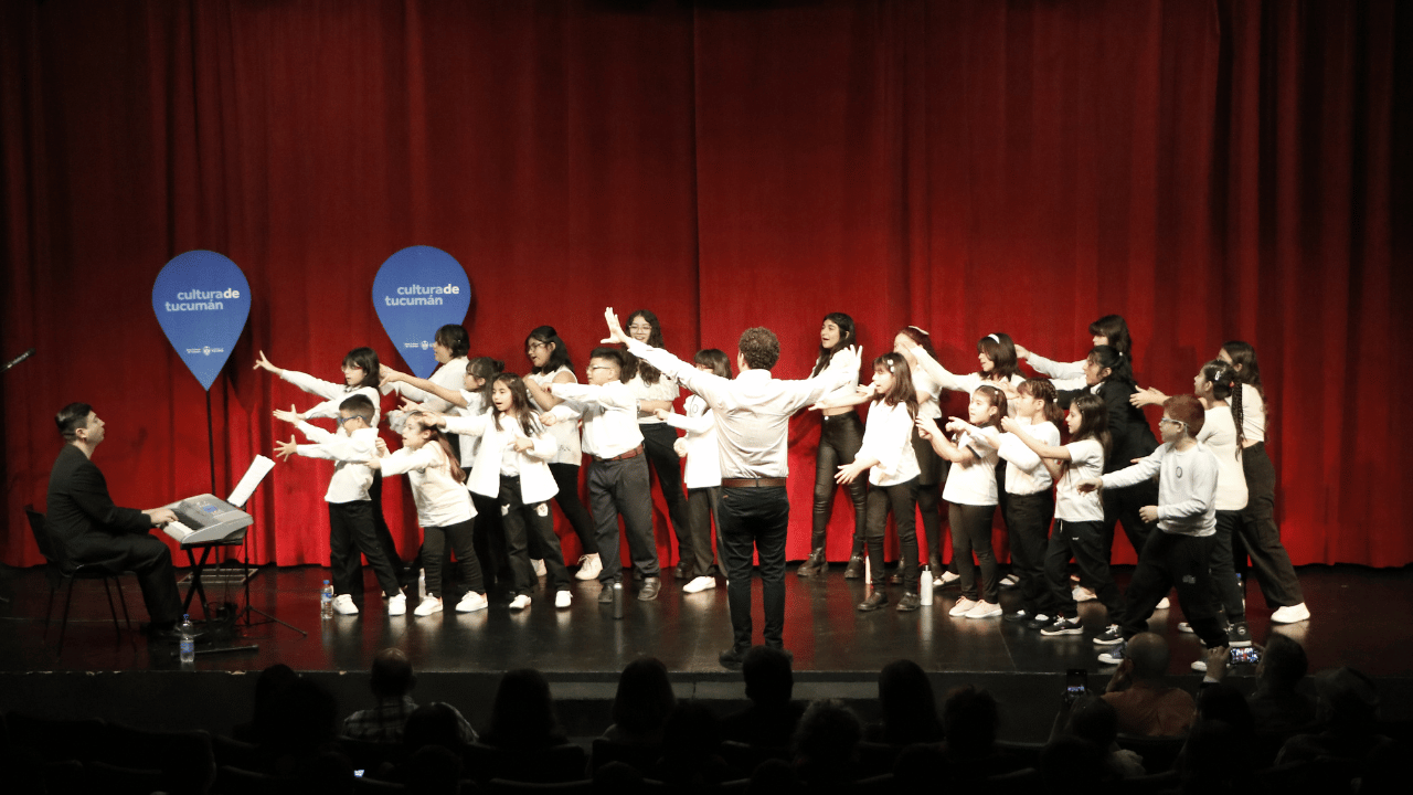 White-and-Blue-Simple-Vacation-Photo-Collage-A4-Landscape-Miniatura-para-YouTube-61