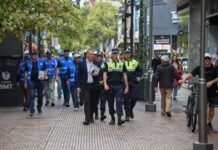 Con apoyo policial, refuerzan los operativos para evitar que los ambulantes se instalen en veredas del microcentro