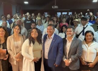La joven autora Paulina Quispe presentó su libro «De barro y coraje»