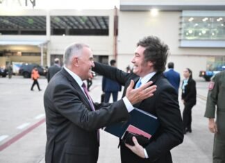 Jaldo recibió al presidente Milei en el aeropuerto