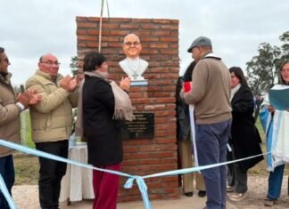 Romera Pozo inmortalizó a monseñor Melitón Chávez con un busto y quiere que la avenida principal lleve su nombre