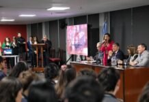 Educación y la Legislatura firmaron convenio para acercar leyes a las escuelas con tecnología y juegos