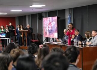 Educación y la Legislatura firmaron convenio para acercar leyes a las escuelas con tecnología y juegos