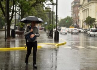 Las temperaturas bajas y las precipitaciones continuarán durante el martes en la capital provincial