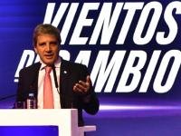 Luis Caputo acusó a los industriales de vender bienes caros y de menor calidad a los argentinos