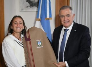Jaldo se reunió con Victoria Sauze, primera tucumana campeona del mundo con Las Leonas.