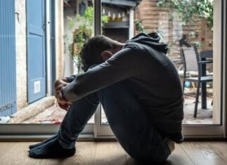El aislamiento progresivo y los cambios de hábitos: señales importantes para la prevención del suicidio