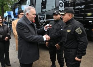 Jaldo lideró la inauguración de aulas y la distribución de equipamiento para la Policía de Tucumán.