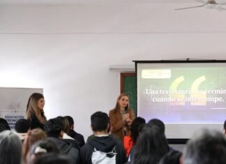 Educación otorgó certificados a los estudiantes de escuelas técnicas que completaron sus estudios secundarios.