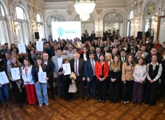 Jaldo presenta 120 escrituras y resalta que Tucumán ha otorgado más de 5,400 títulos de propiedad.